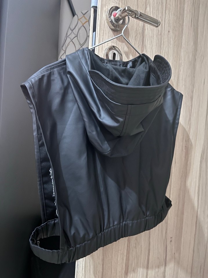 Düğmeli Siyah Kısa Kadın Yağmurluk - Görsel 2