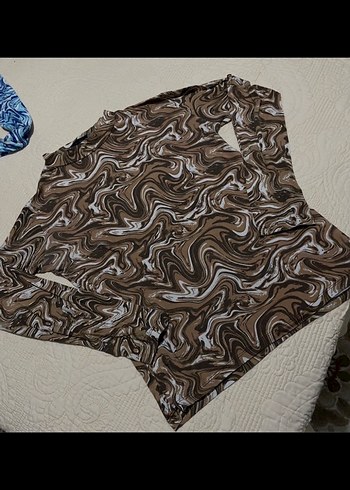 Kahverengi Boğazlı Kadın Bluz - Görsel 2