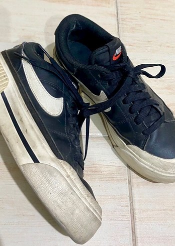 Nike Siyah-Beyaz Bağcıklı Kadın Spor Ayakkabı - Görsel 2