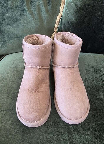 Ugg UGG BOT