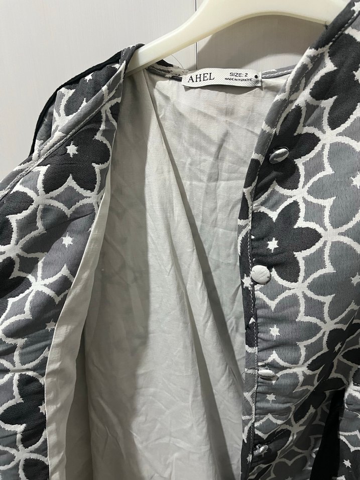 Gri Çiçek Desenli Kadın Düğmeli Ceket - Görsel 4