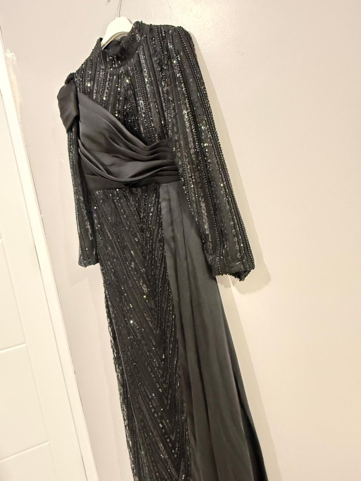 Uzun Siyah Nakışlı Gotik Kadın Abiye Elbise - Görsel 3