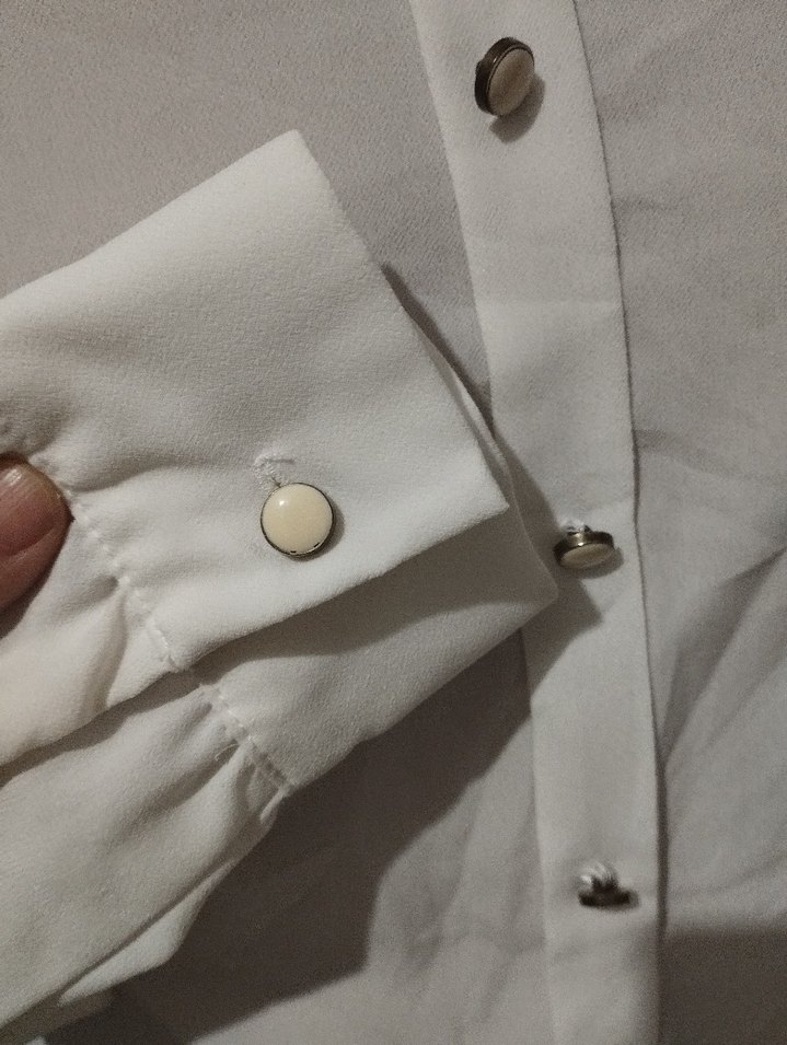 Düğmeli Beyaz Kadın Gömlek - Görsel 2