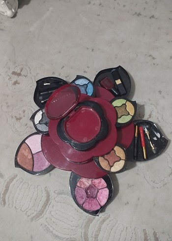 ufak  eksıkleri var 
Çiçek Şeklinde Çok Renkli Far Paleti - Görsel 7