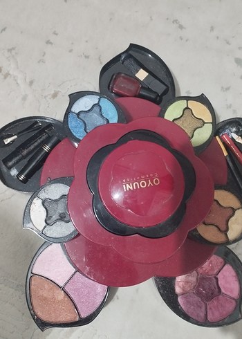 ufak  eksıkleri var 
Çiçek Şeklinde Çok Renkli Far Paleti - Görsel 2