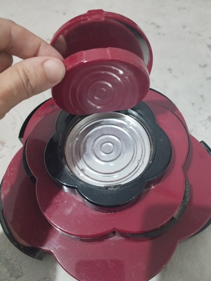 ufak  eksıkleri var 
Çiçek Şeklinde Çok Renkli Far Paleti - Görsel 5