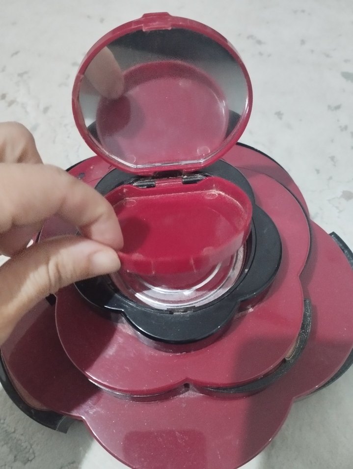 ufak  eksıkleri var 
Çiçek Şeklinde Çok Renkli Far Paleti - Görsel 4