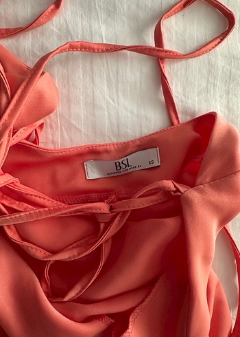 Saten yırtmaçlı elbise - Görsel 2