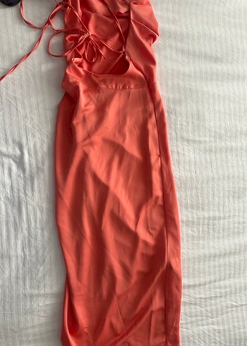 Saten yırtmaçlı elbise - Görsel 3