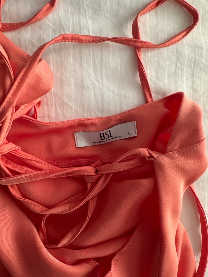 Saten yırtmaçlı elbise - Görsel 2