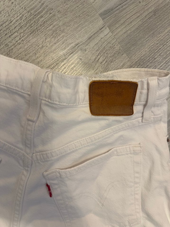 Levi's 501 Düğmeli Beyaz Kadın Mini Kot Şort — görsel 3/4