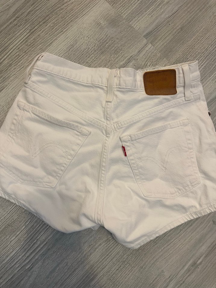 Levi's 501 Düğmeli Beyaz Kadın Mini Kot Şort — görsel 2/4