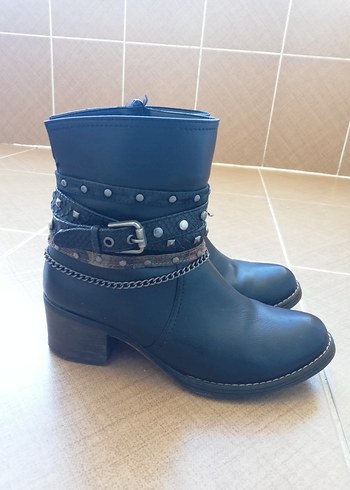 Tokalı Siyah Deri Gotik Kadın Bot - Görsel 2