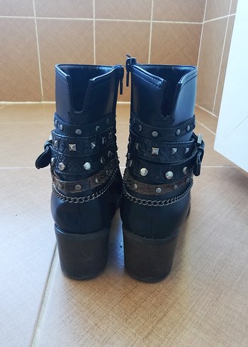 Tokalı Siyah Deri Gotik Kadın Bot - Görsel 3