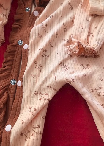 Kahverengi Fırfırlı Bebek Tulum - Görsel 4