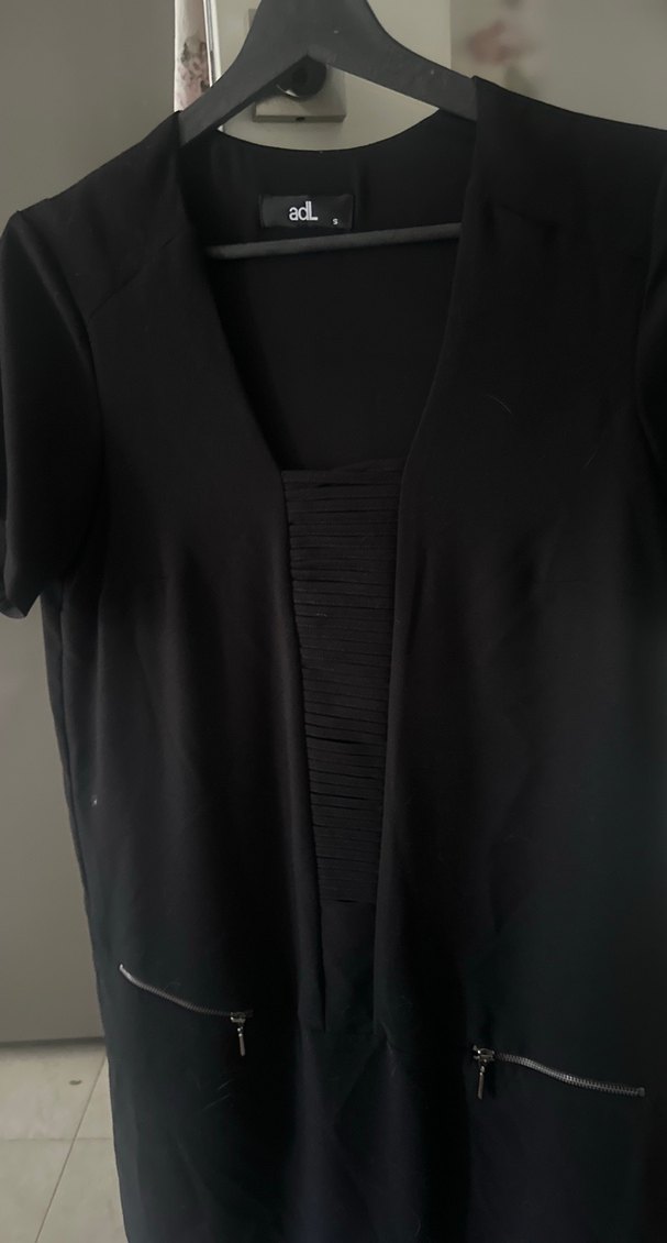 Siyah V Yaka Kısa Kollu elbise - Görsel 3