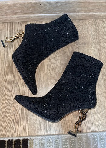 Yves Saint Laurent 37