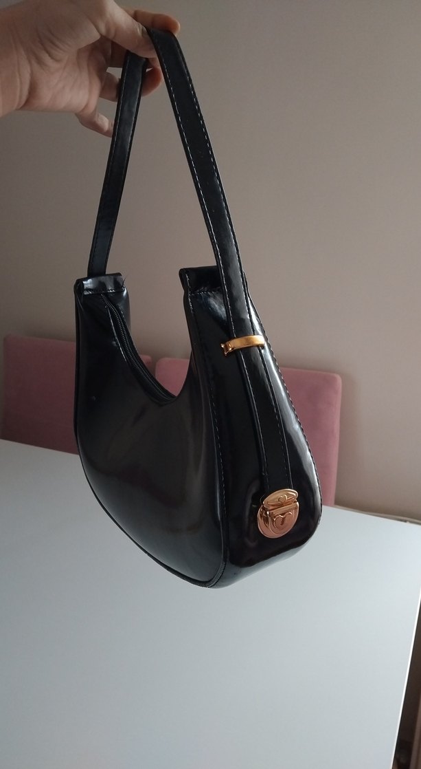 Siyah Deri Tokalı Minimalist Kadın Çantası - Görsel 2