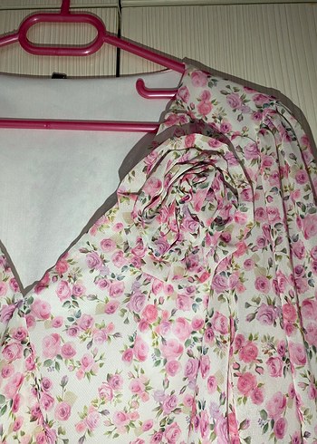 Pembe Çiçek Desenli V Yaka Bol Kesim Bluz - Görsel 3