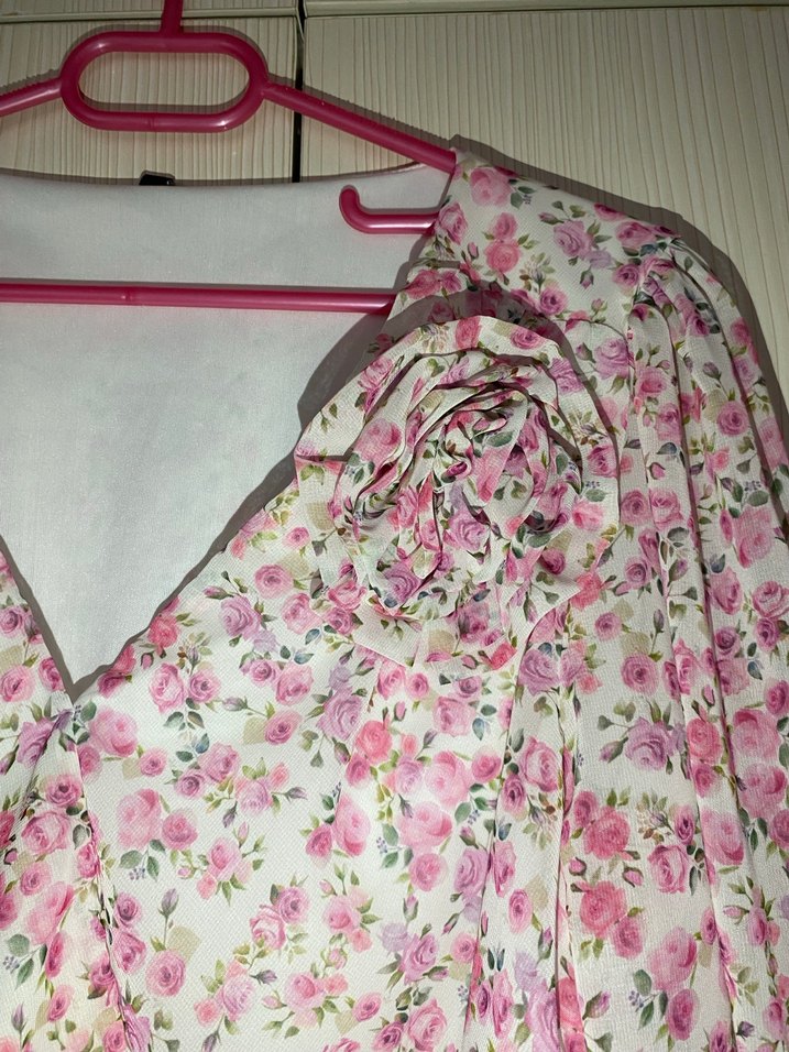 Pembe Çiçek Desenli V Yaka Bol Kesim Bluz - Görsel 3
