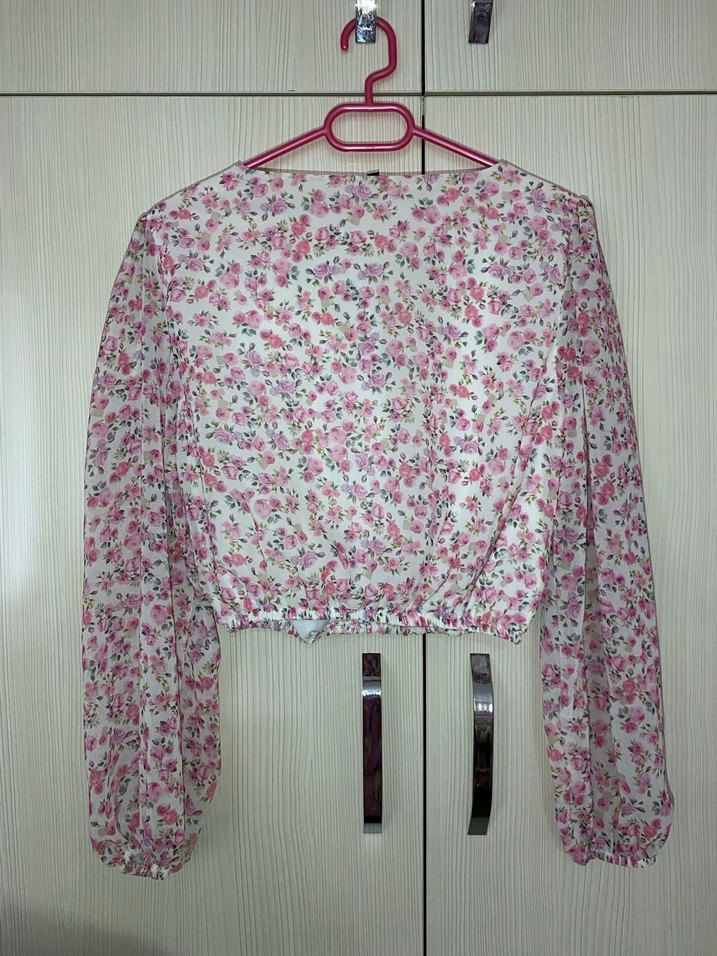 Pembe Çiçek Desenli V Yaka Bol Kesim Bluz - Görsel 2