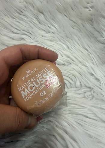 Essence Natural Matte Mousse Fondöten 02 - Görsel 2