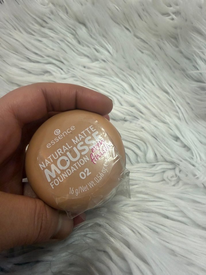 Essence Natural Matte Mousse Fondöten 02 - Görsel 2