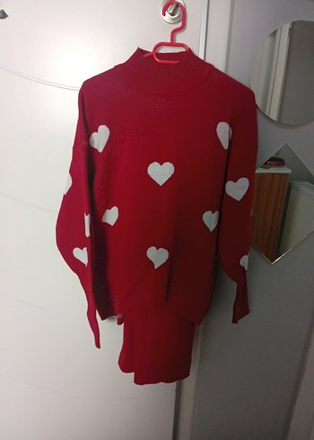 Kırmızı V Yaka Piliseli Uzun Elbise - Görsel 2