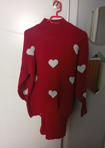 Kırmızı V Yaka Piliseli Uzun Elbise - Görsel 3