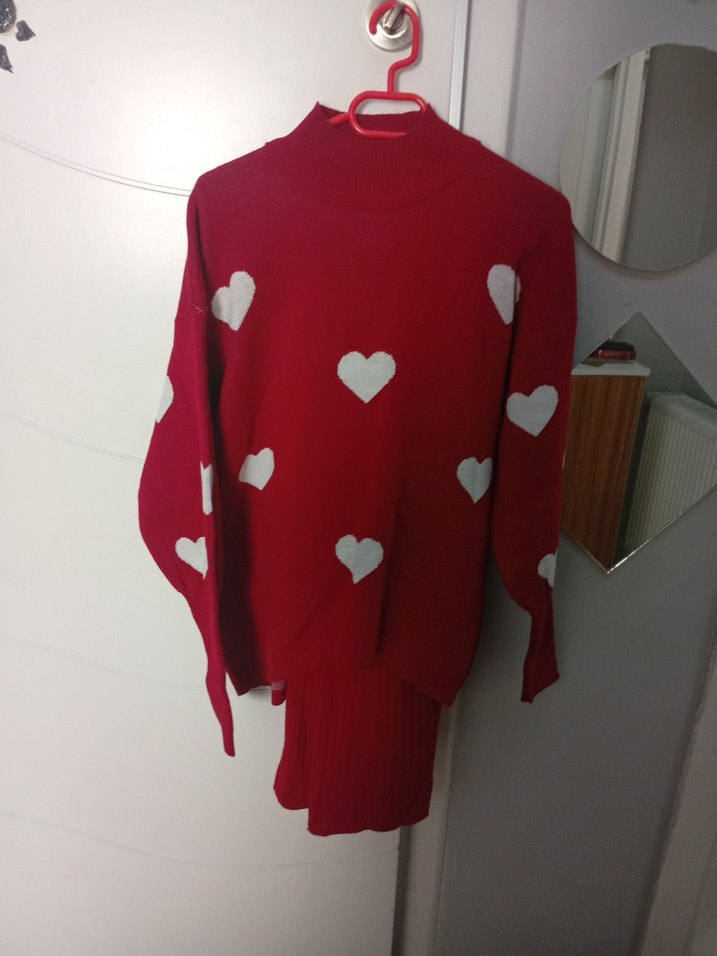 Kırmızı V Yaka Piliseli Uzun Elbise - Görsel 2