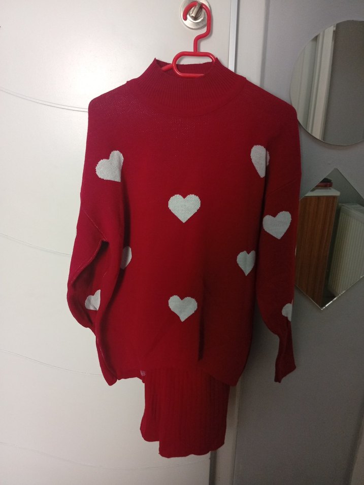 Kırmızı V Yaka Piliseli Uzun Elbise - Görsel 3