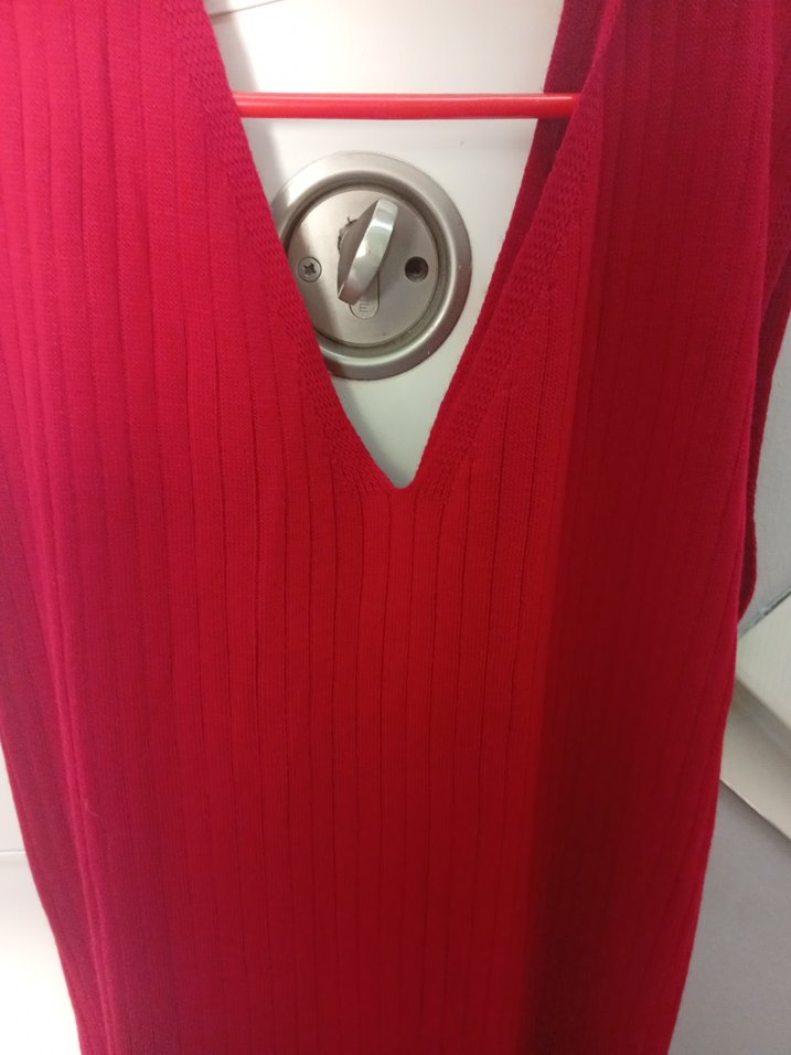 Kırmızı V Yaka Piliseli Uzun Elbise - Görsel 4