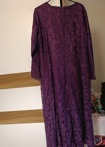 Uzun Kollu Mor Dantel İşlemeli Elbise - Görsel 4