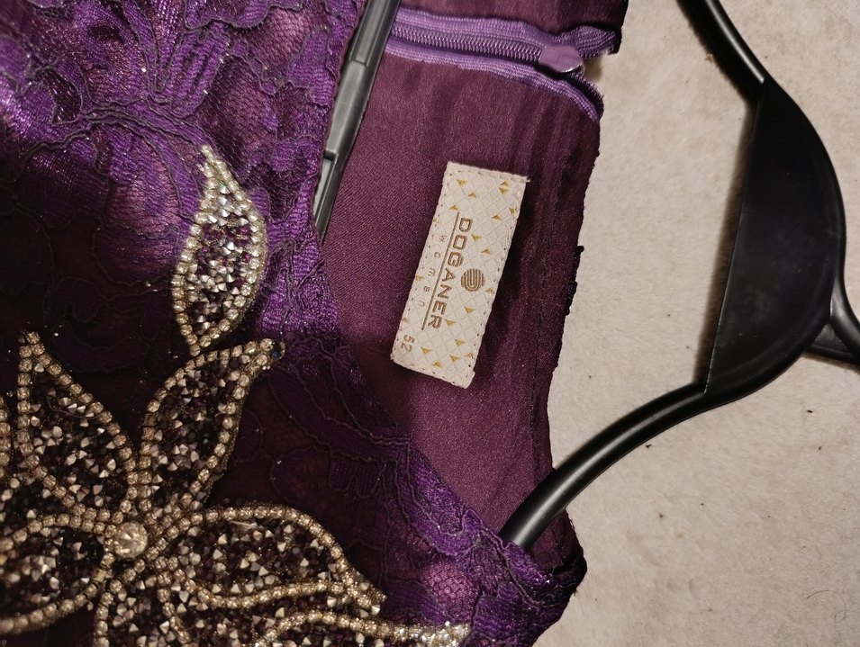 Uzun Kollu Mor Dantel İşlemeli Elbise - Görsel 3