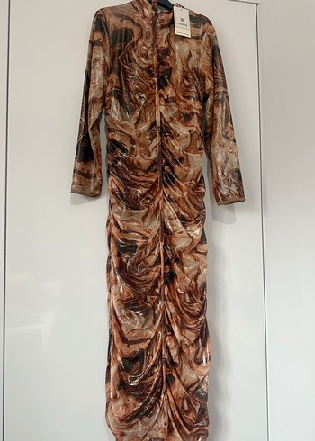 Drapeli Uzun Kahverengi Bağlama Desenli Elbise - Görsel 4