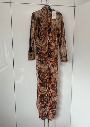 Drapeli Uzun Kahverengi Bağlama Desenli Elbise - Görsel 3