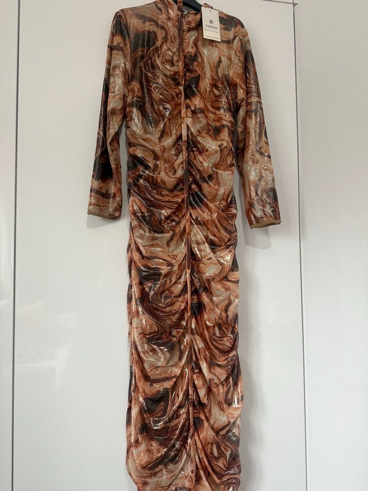 Drapeli Uzun Kahverengi Bağlama Desenli Elbise - Görsel 4