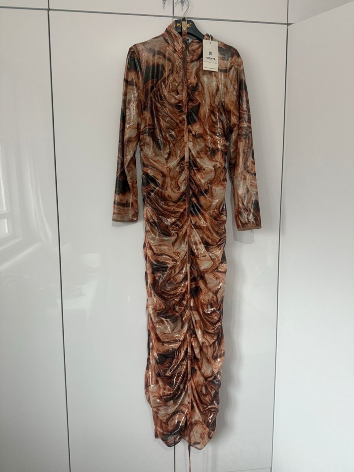 Drapeli Uzun Kahverengi Bağlama Desenli Elbise - Görsel 3