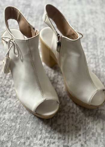 Beyaz Püsküllü Kadın Dolgu Topuklu Sandalet - Görsel 2