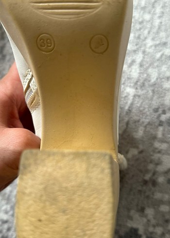 Beyaz Püsküllü Kadın Dolgu Topuklu Sandalet - Görsel 5