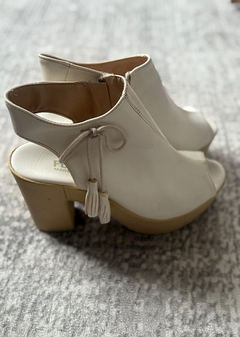 Beyaz Püsküllü Kadın Dolgu Topuklu Sandalet - Görsel 3