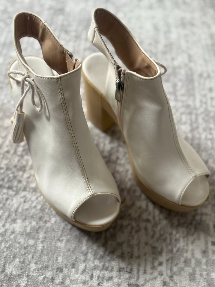 Beyaz Püsküllü Kadın Dolgu Topuklu Sandalet - Görsel 2