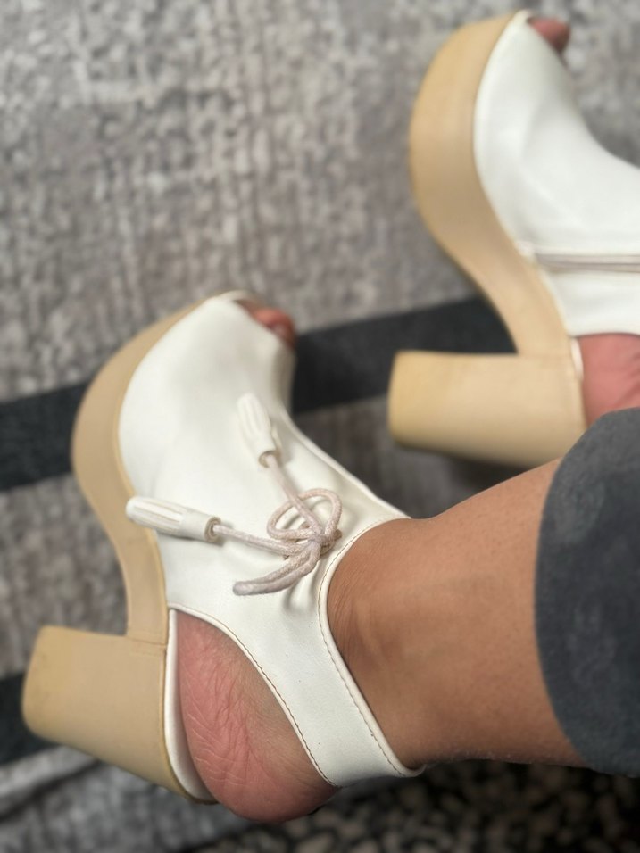 Beyaz Püsküllü Kadın Dolgu Topuklu Sandalet - Görsel 4