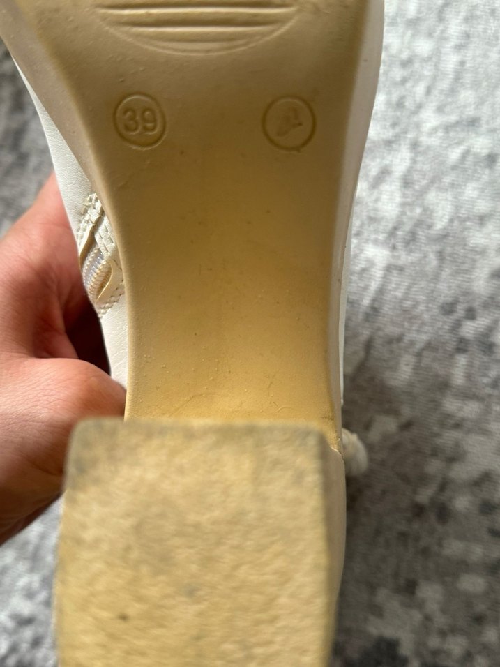 Beyaz Püsküllü Kadın Dolgu Topuklu Sandalet - Görsel 5