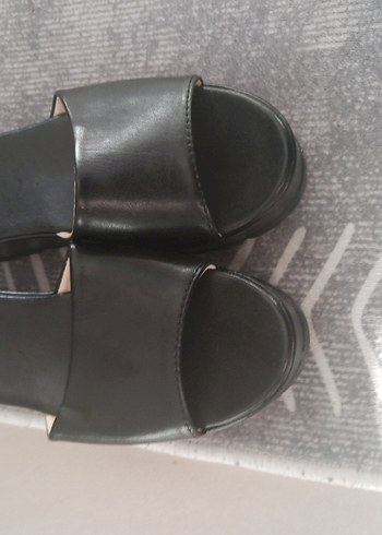 Siyah Dolgu Topuklu Kadın Sandalet - Görsel 2