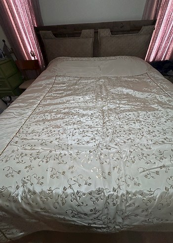 İşlemeli Beyaz Parlak Yatak Örtüsü - Görsel 3