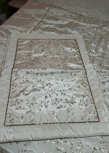 İşlemeli Beyaz Parlak Yatak Örtüsü - Görsel 8