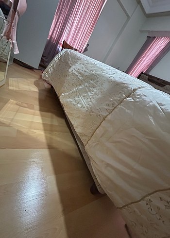 İşlemeli Beyaz Parlak Yatak Örtüsü - Görsel 6