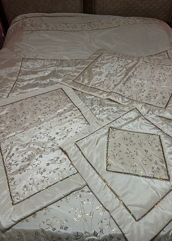 İşlemeli Beyaz Parlak Yatak Örtüsü - Görsel 12