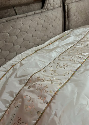 İşlemeli Beyaz Parlak Yatak Örtüsü - Görsel 5